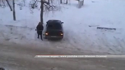 Разъярённая женщина топором разрубила автомобиль