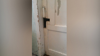 Ролик про загадочную букву «Г» в двери снял пациент больницы в Аше