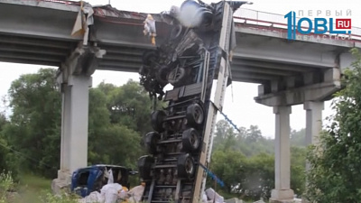 Фура повисла на мосту
