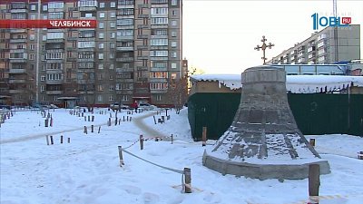 Челябинец возвел под окнами дома бетонный колокол с крестом