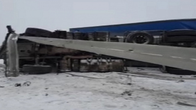 Перевернувшаяся фура на М5 перекрыла движение. Видео с массового ДТП