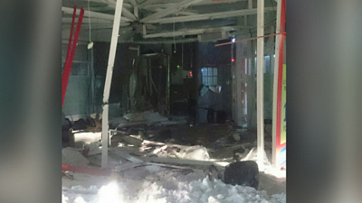 Водитель внедорожника протаранил магазин в Южноуральске