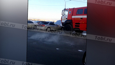 Легковушка столкнулась с пожарным автомобилем в Челябинске