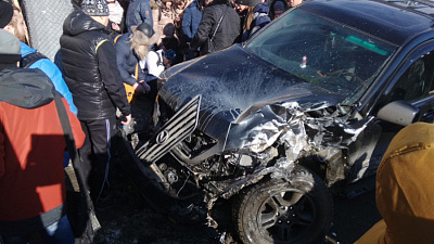 Момент столкновения и наезда на пешеходов попал в камеры видеонаблюдения  возле ЮУрГУ