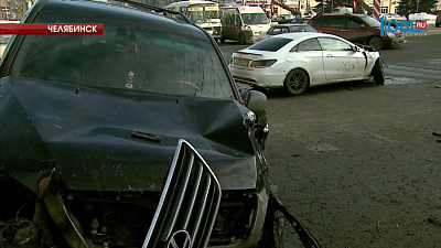 Внедорожник выбросило на остановку возле ЮУрГУ