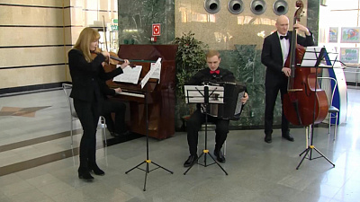 Оркестр аргентинского танго сыграл на железнодорожном вокзале