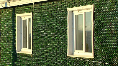 Дом из бутылок построил житель Сосновского района