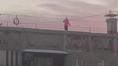 Школьниц на краю крыши девятиэтажного дома сняли на видео