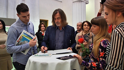 Никас Сафронов открыл выставку своих работ в Картинной галерее