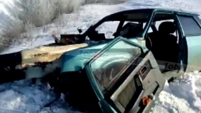 Металлический отбойник насквозь прошил автомобиль