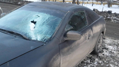 Сосулька пробила лобовое стекло в иномарке