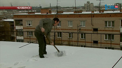 Жители сами вынуждены счищать снег с кровли