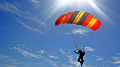 Облака не дали парашютистам приземлиться в цель