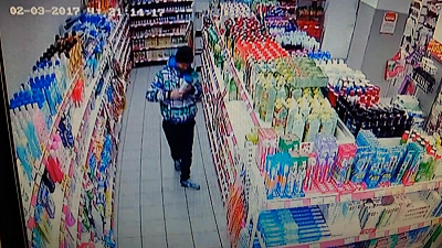 «Затарился» по полной. Коварный план посетителя челябинского магазина попал на видео.