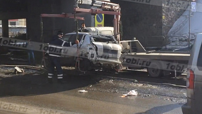 Легковой автомобиль упал с моста в Челябинске