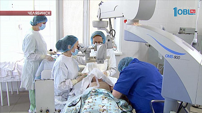 Челябинские врачи научились делать сложнейшие операции на глазах