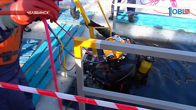 Спасатели-водолазы проводят учения