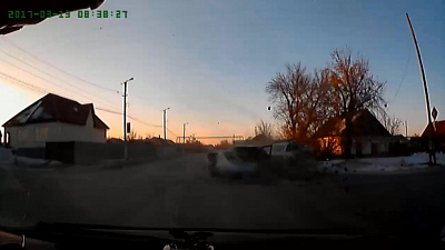 Столкновение трех автомобилей на перекрестке попало на видео