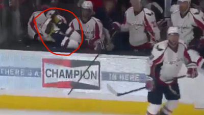 Овечкин рухнул за борт, сверкнув желтыми шнурками 