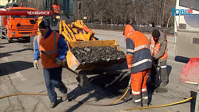 Дорожники ремонтируют ямы жидким асфальтом