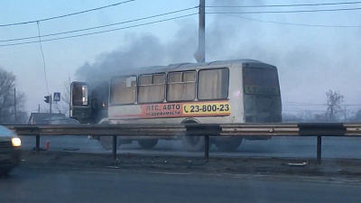 Пассажирский автобус задымился прямо на ходу