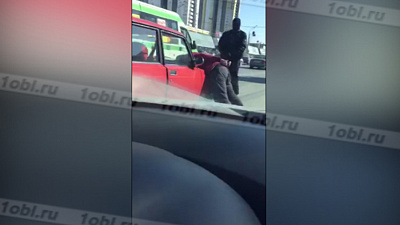 Люди в черных масках и человек на капоте попали на видео в Челябинске