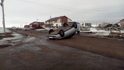 Автомобиль на крыше поперек дороги сняли на видео в п.Нежный