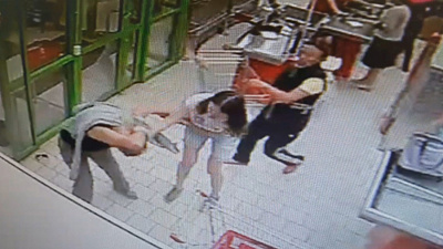  Драчливая челябинка нападала на людей в магазинах