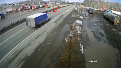 Камеры видеонаблюдения сняли фуру, сбившую мужчину после ДТП