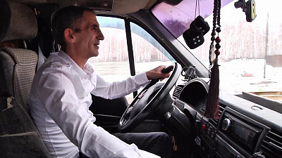 Челябинский маршрутчик возит детей бесплатно за хорошую учебу в школе 