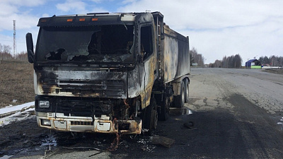 Грузовик с песком сгорел дотла на перекрестке в Чебаркуле