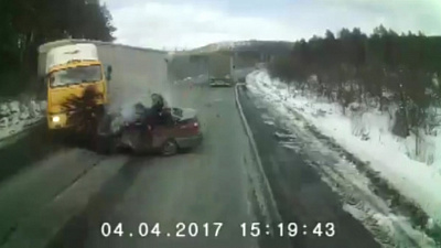 Лобовое столкновение легковушки с фурой снял видеорегистратор недалеко от Златоуста