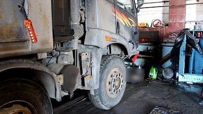 Автомеханик погиб ремонтируя грузовик в гараже