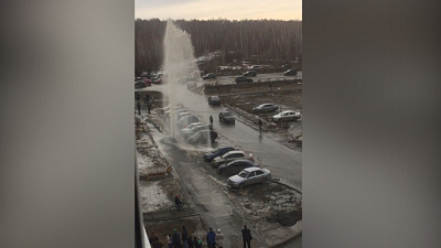 Огромный фонтан на Тополинной аллее образовался из-за коммунальной аварии