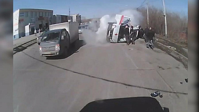 Момент столкновения кареты «скорой помощи» с УАЗ «Патриот» снял видеорегистратор