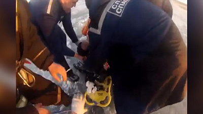 Рыбак провалился в полынью озера Смолино