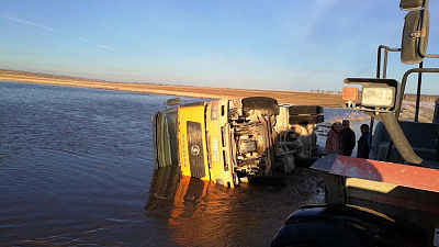 Переправа к тонущему грузовику в ковше экскаватора 