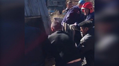 Мужчина пытался достать насос и провалился в 9-метровый колодец 