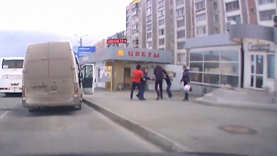 Драку пассажиров маршрутки с водителем сняли на видео в Челябинске