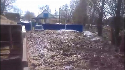 Бурный поток реки смывает все на своем пути 