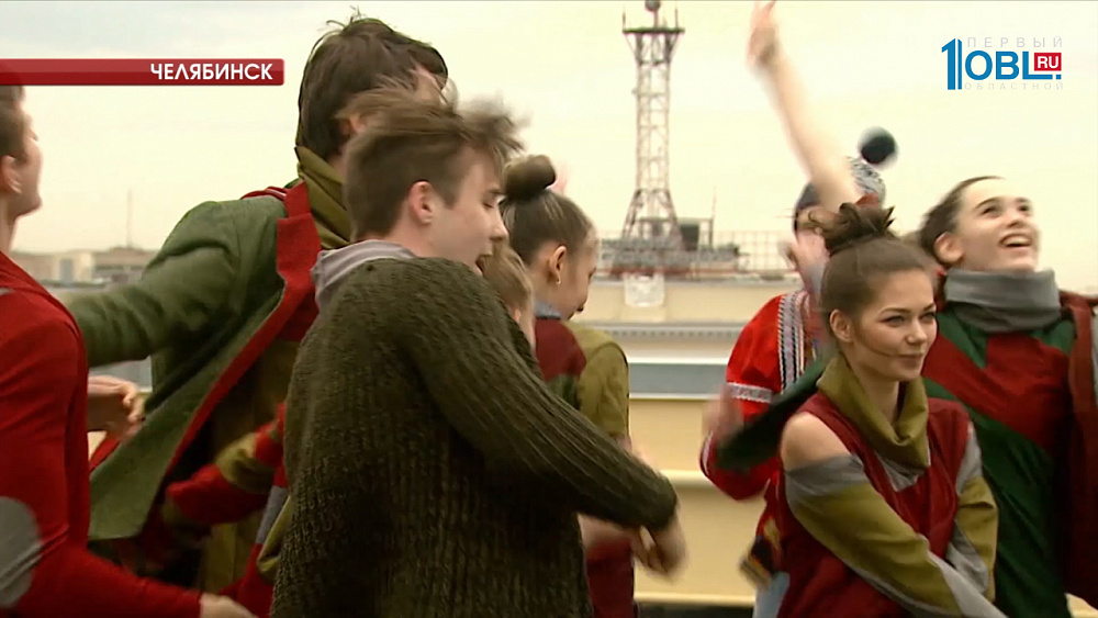 Победители "Весны студенческой" провели мастер-класс по танцам на крыше банка