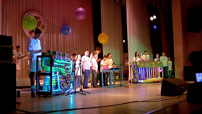 Концерт на водосточных трубах, тазах и газовых баллонах дали в Челябинске Концерт на водосточных трубах, тазах и газовых баллонах дали в Челябинске