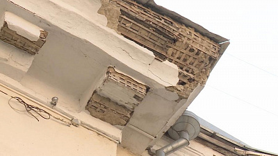 Дом в центре Челябинска рушится на тротуар 