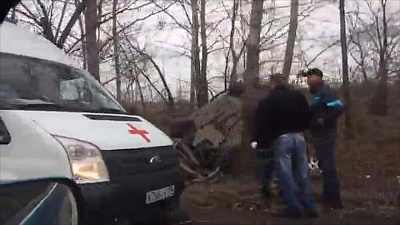 Иномарка улетела с дороги и перевернулась 