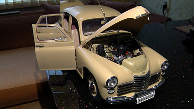 Коллекцию мини-автомобилей разместил в своей квартире автолюбитель 