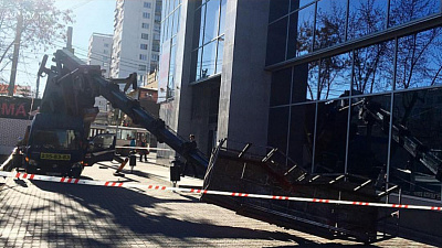 Мойщицы окон выпали из автовышки на уровне 4 этажа 