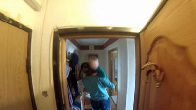 Двухлетний ребенок заперся в квартире