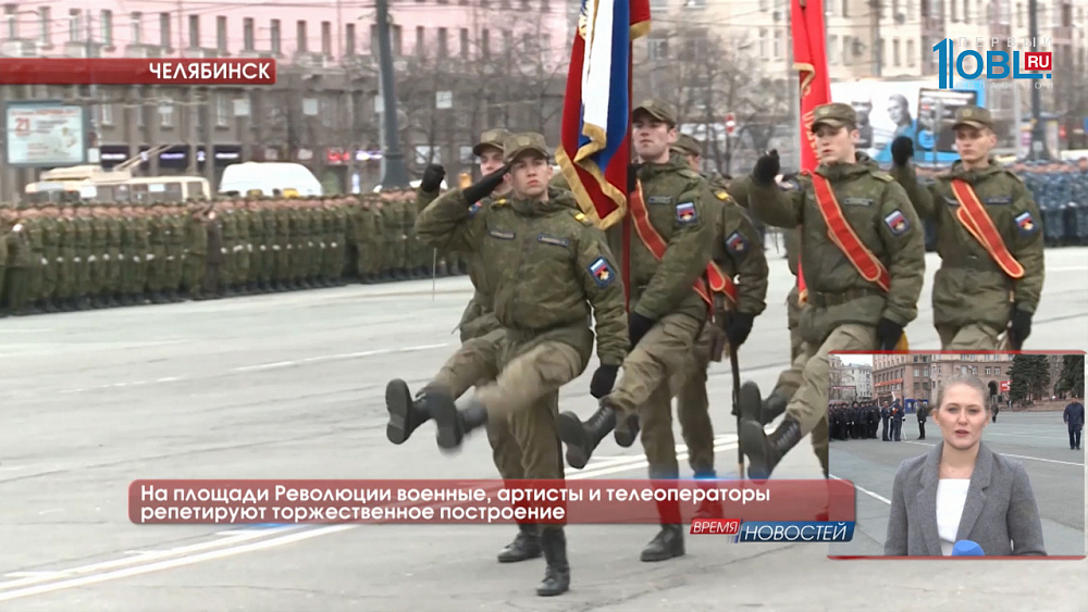 На площади Революции военные, артисты и телеоператоры репетируют торжественное построение