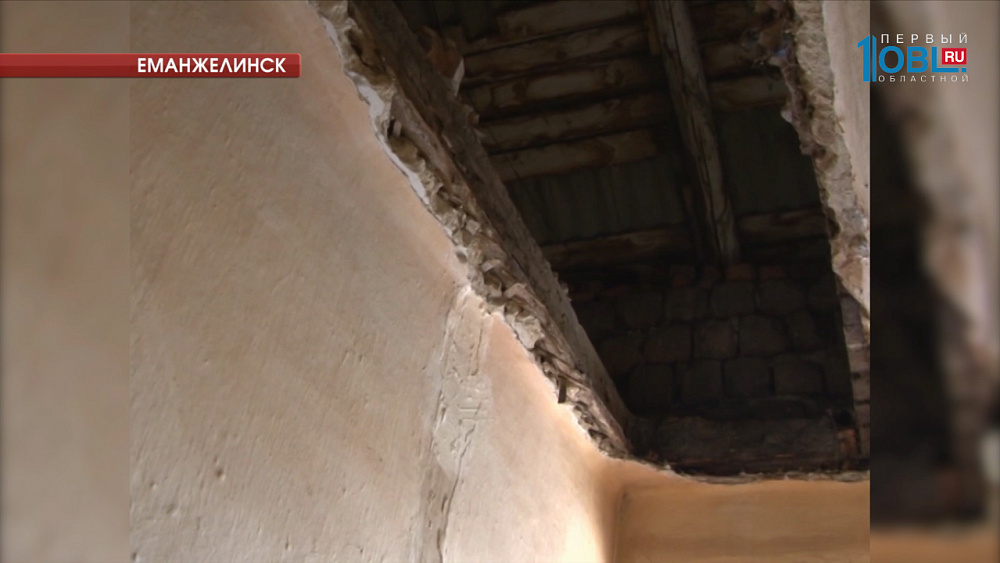 Бетонная плита чуть не рухнула на маленькую девочку 