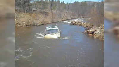 Экстремал утопил «Ниву» в бурной реке 